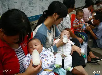 资料图片：2008年9月在安徽某医院等待为自己婴儿检查是否有肾结石的年轻母亲们