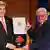 Außenminister Steinmeier (r.) verleiht seinem US-Kollegen das Bundesverdienstkreuz