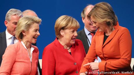 Deutschland CDU Parteitag Merkel flankiert durch Von der Leyen und Kloeckner (picture-alliance/dpa/K. Nietfeld)