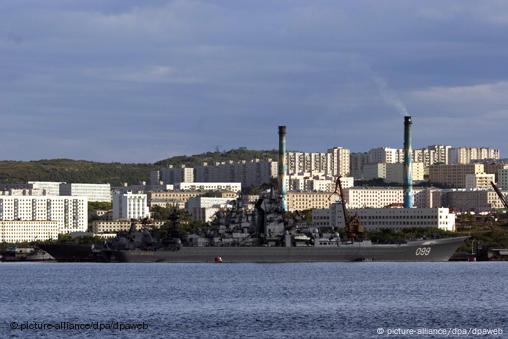 Kriegsschiff Peter der Große der russischen Nordmeerflotte im Hafen von Severomorsk