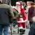 Deutschland als Weihnachtsmann verkleideter Mann in München