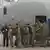 Die ersten Mitglieder der Beobachtermission steigen am Flughafen von Tiflis aus dem Flugzeug.