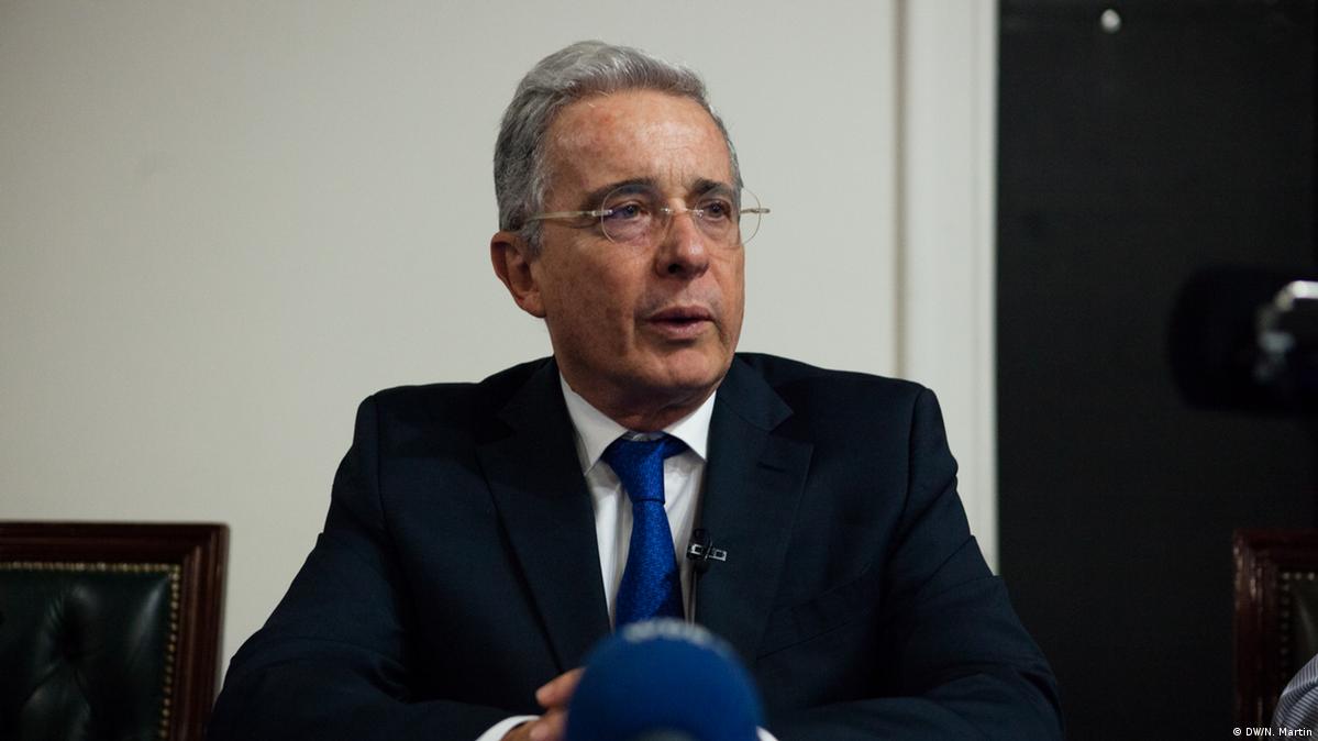 Álvaro Uribe niega vínculos con paramilitares en Colombia
