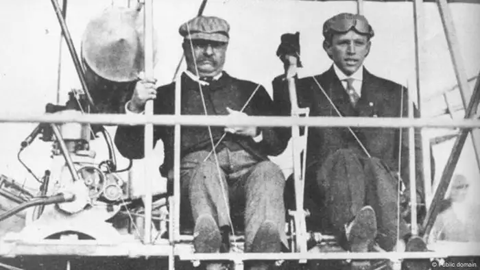 USA St. Louis & Theodore Roosevelt & Pilot Arch Hoxsey (Public domain)