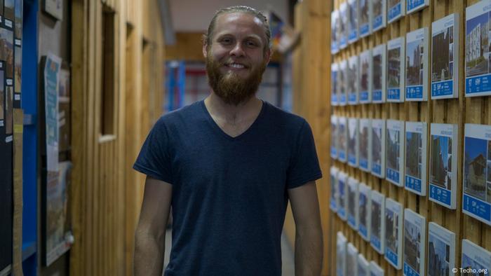 El estudiante alemán Thilo Hagedorn realiza una práctica en las oficinas de Techo, en Santiago de Chile.