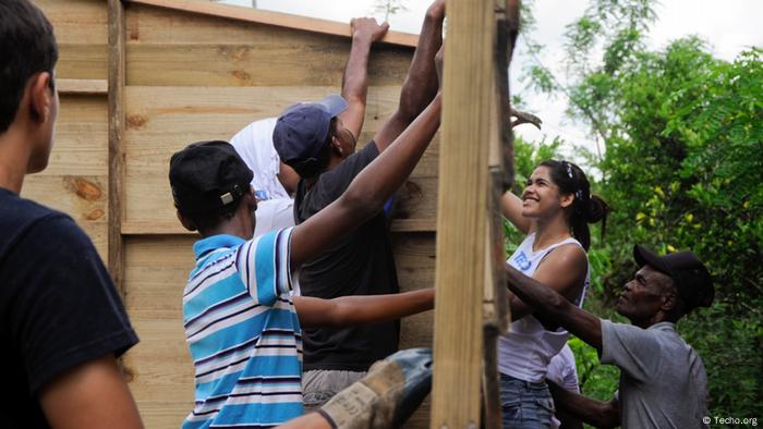 Los voluntarios de Techo trabajan codo a codo con las comunidades. Aquí, en la construcción de una vivienda más digna en la ciudad de Bayaguana, Colombia.