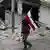 Syrien syrischer Soldat mit Flagge