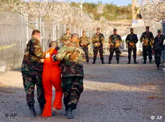 关塔那摩监狱内被押送的囚犯