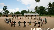 +++ Bildergalerie 70 Jahre UNICEF +++Children, holding hands to form a circle, play during recess at Mulemba Primary School in Maganja da Costa, one of the poorest districts in Zambezia Province. UNICEF works with the government to create 'child-friendly' schools, which call on all sectors - education, health, water and sanitation, social welfare and communication - to help improve students' retention and performance, even in the poorest areas. For example, safe water points and separate latrines boost girls' attendance.
In 2006 in Mozambique, children struggle to survive in the face of poverty, food shortages, natural disasters and multiple health threats, even as the nation continues to feel the effects of a 17-year civil conflict that ended in 1992. Over half of the country’s 20 million people do not have access to health care, and more than 70 per cent of those in rural areas lack access to clean water or improved sanitation. Mozambique has one of the highest under-five mortality rates in the world. Malaria is the number-one child killer, and is also a significant factor in up to 30 per cent of maternal deaths. The national HIV/AIDS prevalence rate stands at 16 per cent and continues to rise. As many as 100,000 children under 15 are living with HIV/AIDS and approximately 350,000 children have been orphaned by the disease. UNICEF supports the Government’s prevention of mother-to-child transmission (PMTCT) programme, which offers free antiretroviral (ARV) treatment to pregnant women and newborns. Since the programme began in 2002, some 250,000 pregnant women have received counselling and testing at sites throughout the country. UNICEF also supports HIV awareness and prevention training; other health education; and general support, including immunization and distribution of insecticide-treated bednets, at hospitals, community health posts and mobile clinics. In the area of education, UNICEF is working with the government to rehabilitate schools, including building safe water and sanitation facilities to encourage attendance, especially among girls.