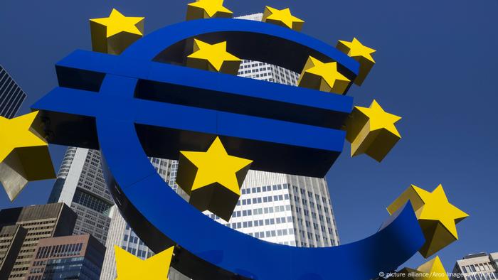 Euro Symbol Frankfurt (picture alliance/Arco Images/W. Wirth)