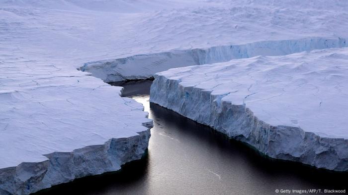 Un iceberg de unos 5.000 kilómetros cuadrados, considerado como uno de los diez más grandes registrados hasta ahora, está cerca de desprenderse de la Antártida, según análisis de científicos de una Universidad de Gales. Eso causa preocupación, pues si se separase, los glaciares acelerarían su movimiento hacia el mar, lo que tendría un impacto en el nivel de las aguas.(6.01.2017)