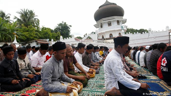 Indonesien Erdbeben - Gebet vor der zerstörten Moschee in Pidie Jaya (Reuters/D. Whiteside)