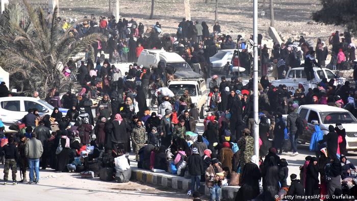 Syrien Zivilisten verlassen den Osten von Aleppo (Getty Images/AFP/G. Ourfalian)