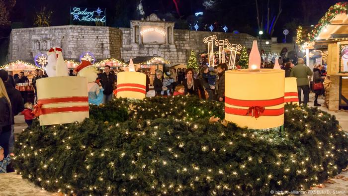 Kroatien Adventskranz in Zadar (picture-alliance/PIXSELL/D. Stanin)
