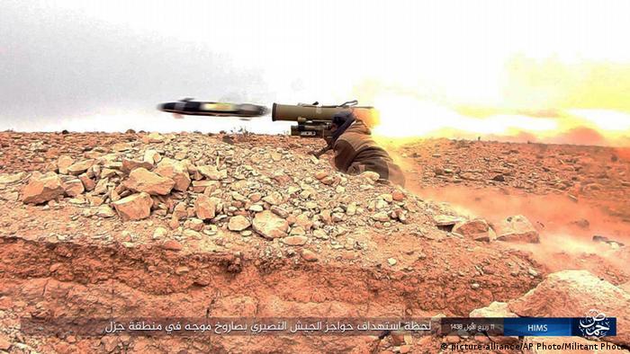 Syrien Kämpfe zwischen dem IS und syrischen Truppen in Palmyra (picture-alliance/AP Photo/Militant Photo)