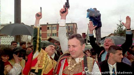 20 годишни младоци седят по кафенетата и решават конфликтите си с