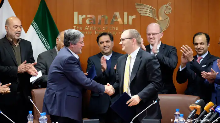 Iran Unterzeichnungszeremonie zwischen Iran-Air und Boeing (picture-alliance/dpa/Stringer)