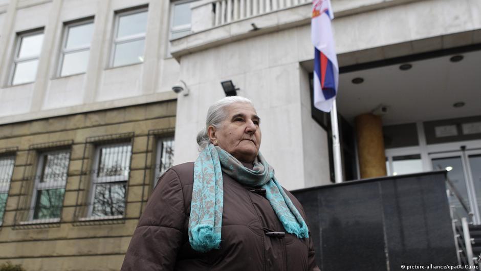 Munira Subašić iz Udruženja Majke Srebrenice, 2016. ispred Specijalnog suda za ratne zločine u Beogradu