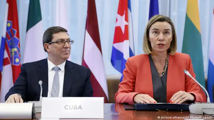 Belgien EU Kubanischer Außenminister Bruno Rodriguez und EU-Vertretterin Morgherini (picture-alliance/AP Photo/F. Lenoir)