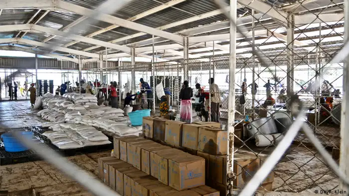 En este campo de refugiados, operado por ACNUR, se distribuyen alimentos dos veces al mes, por lo general. Si los residentes muestran su tarjeta de racionamiento, reciben aceite, mijo, frijoles, maíz fortificado y jabón. Debido a que no hay suficiente dinero disponible, las raciones de diciembre se redujeron a la mitad. La comida debe ahora alcanzar para todo un mes.