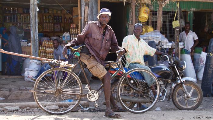 Además de las tarjetas de racionamiento los residentes del campo obtienen vales que pueden canjear en ciertas tiendas. En los últimos 25 años, Kakuma se ha convertido en una pequeña ciudad de Kakuma. En el mercado se compran y venden cosas de uso cotidiano: alimentos, herramientas, artículos eléctricos o tarjetas SIM.