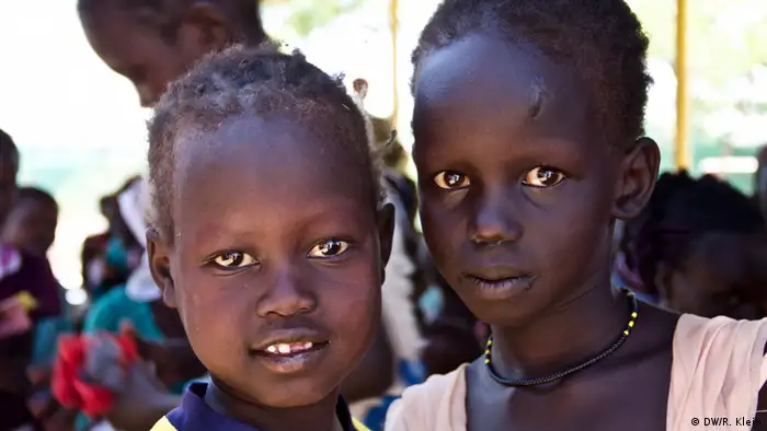 Kakuma está lleno de jóvenes: más del 60% de los habitantes tienen 17 años de edad. Muchos han nacidos o criados en el campo. Para ellos, la palabra casa es difícil de definir. A menudo, no tienen ninguna relación con su país de origen, pero tampoco son kenianos. Se trata de jóvenes nacidos como refugiados.