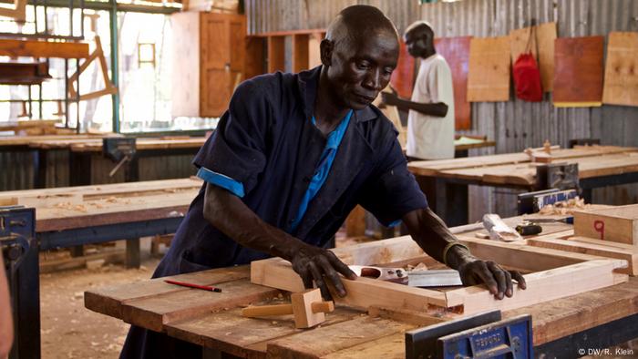 Los refugiados en Kakuma sólo pueden trabajar con un permiso especial, pero hay poco trabajo. Algunos trabajan para organizaciones benéficas. Para aumentar las posibilidades, hay proyectos individuales de formación. Aquí los refugiados, pero también la población local, puede formarse como carpintero, electricista o costurera.
