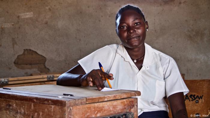 Quiero ser una enfermera, dice Kamuka Ismali Ali, quien huyó de la guerra en el sur de Sudán. Todavía no sé si mi familia vive”. Kamuka, de 20 años de edad, asiste a una escuela en Kakuma y quiere graduarse. Cuando la guerra termine, ansía poder volver a ver su familia, y ayudarla.
