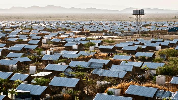 Kakuma quiere decir en kiswahili algo así como la nada. Ubicado a unos 100 kilómetros de la frontera con Sudán del Sur está en medio de una zona seca y caliente. Aquí viven, más mal que bien, unas 180.000 personas en cabañas o casas de adobe. Sus residentes huyen de la guerra o el hambre en Sudán y Sudán del Sur, Somalia, Uganda y otros países vecinos.