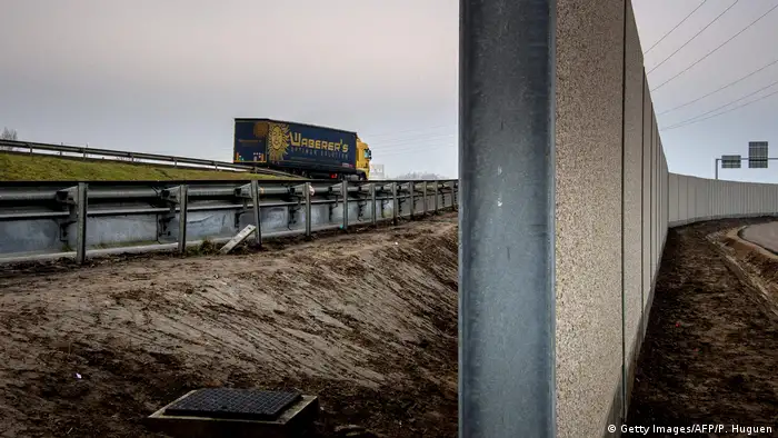 Frankreich Mauer blockiert Weg von Flüchtlingen - Autobahn bei Calais (Getty Images/AFP/P. Huguen)