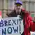 Пожилой демонстрант в Лондоне с плакатом "Брекзит сейчас"