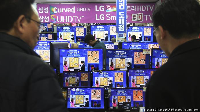 Südkorea TV AlphaGo Mensch gegen Computer (picture-alliance/AP Photo/A. Young-joon)
