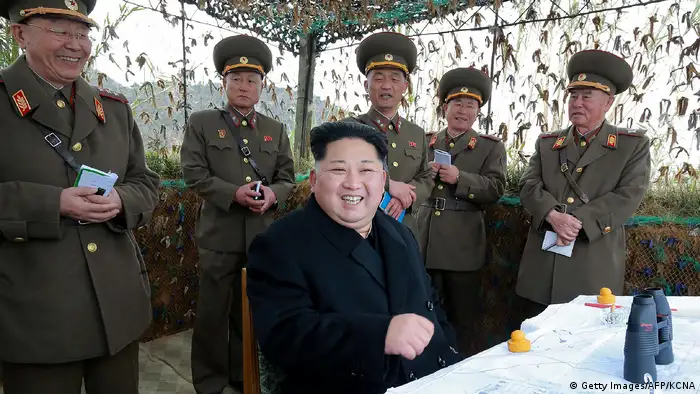Nordkorea Kim Jong Un beim Simulationsmanöver (Getty Images/AFP/KCNA)