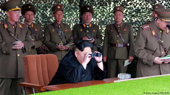 Nordkorea Kim Jong Un beim Simulationsmanöver (Getty Images/AFP/STR)