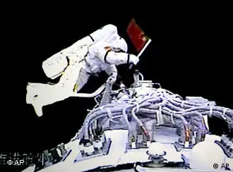 2008年中国宇航员翟志刚首次实现太空行走