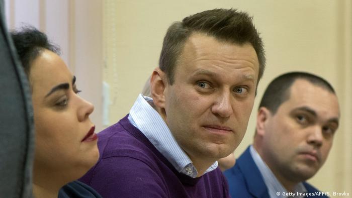 Олексій Навальний (в центрі)