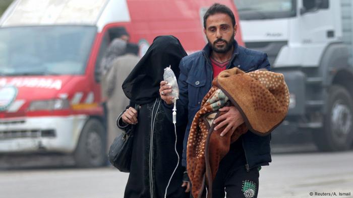 Syrien Familie mit verletztem Kind in Aleppo (Reuters/A. Ismail)