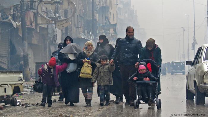 Syrien Zivilisten fliehen vor Gewalt im Gebiet Bustan al-Qasr in Aleppo (Getty Images/AFP/Stringer)