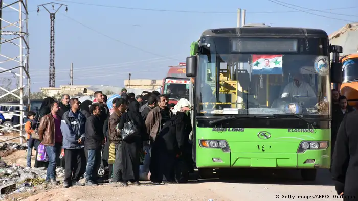 Syrien Krieg - Szene aus Aleppo, Zivilisten fliehen in Bussen
