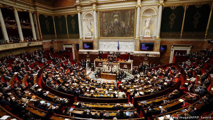 Paris Nationalversammlung Debatte Verlängerung Ausnahmezustand (Getty Images/AFP/P. Kovarik)