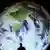 Mann vor Globus Ballon Symbolbild Klimawandel