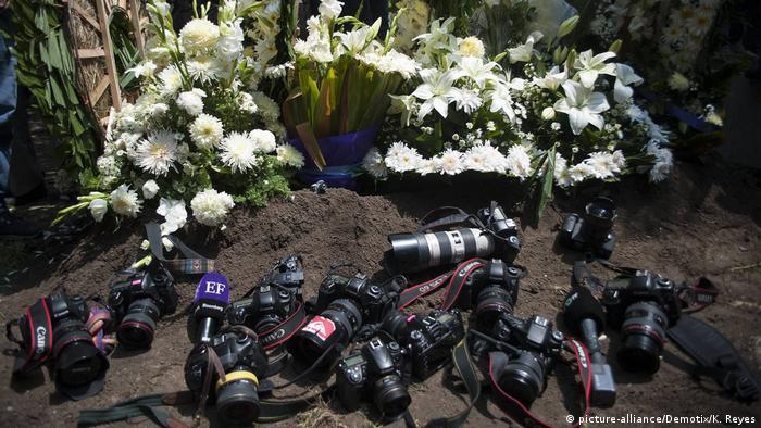 Homenaje en agosto del año pasado al fotoperiodista mexicano asesinado Rubén Espinosa Becerril. (picture-alliance/Demotix/K. Reyes)