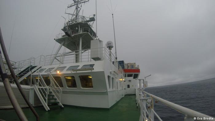 Deck of the research ship Polarstern with a cloudy sky in the background (Eva Brodte)