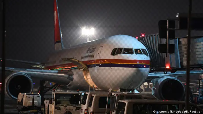 Demo gegen geplante Abschiebung am Frankfurter Flughafen (picture-alliance/dpa/B. Roessler)