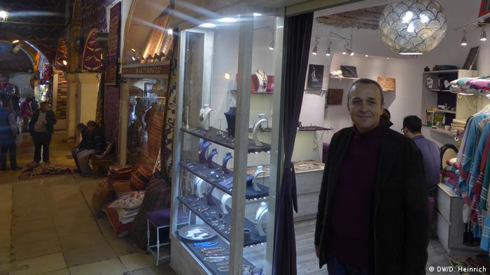 Türkei Istanbul - Ladenbesitzer Hasan Selamet