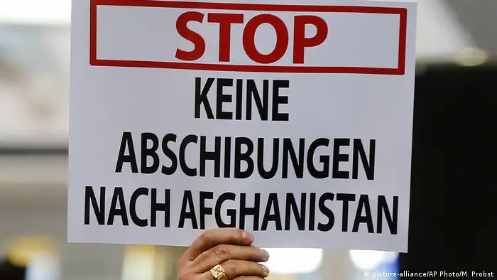 Demo gegen geplante Abschiebung am Frankfurter Flughafen (picture-alliance/AP Photo/M. Probst)