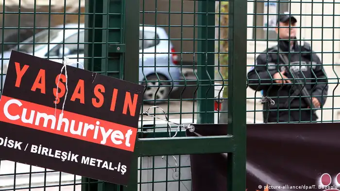 El juicio contra los empleados de uno de los pocos periódicos independientes que quedan en Turquía, el Cumhuriyet, se lleva a cabo en medio de una gran expectación. Decenas de personas marcharon desde la sede del diario hasta el tribunal, ante el que se congregaron con pancartas pidiendo justicia, gritando lemas como Libertad para periodistas. (24.07.2017)