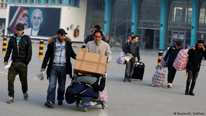 Afghanistan Sammelabschiebung Flüchtlnge Ankunft in Kabul (Reuters/O. Sobhani)