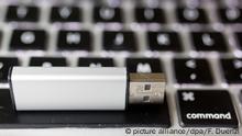 USB-Stick auf der Tastatur eines MacBook Pro, aufgenommen im Oktober 2014. | Verwendung weltweit