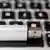 USB-Stick auf Apple Notebook (Foto: picture alliance/dpa/F. Duenzl)